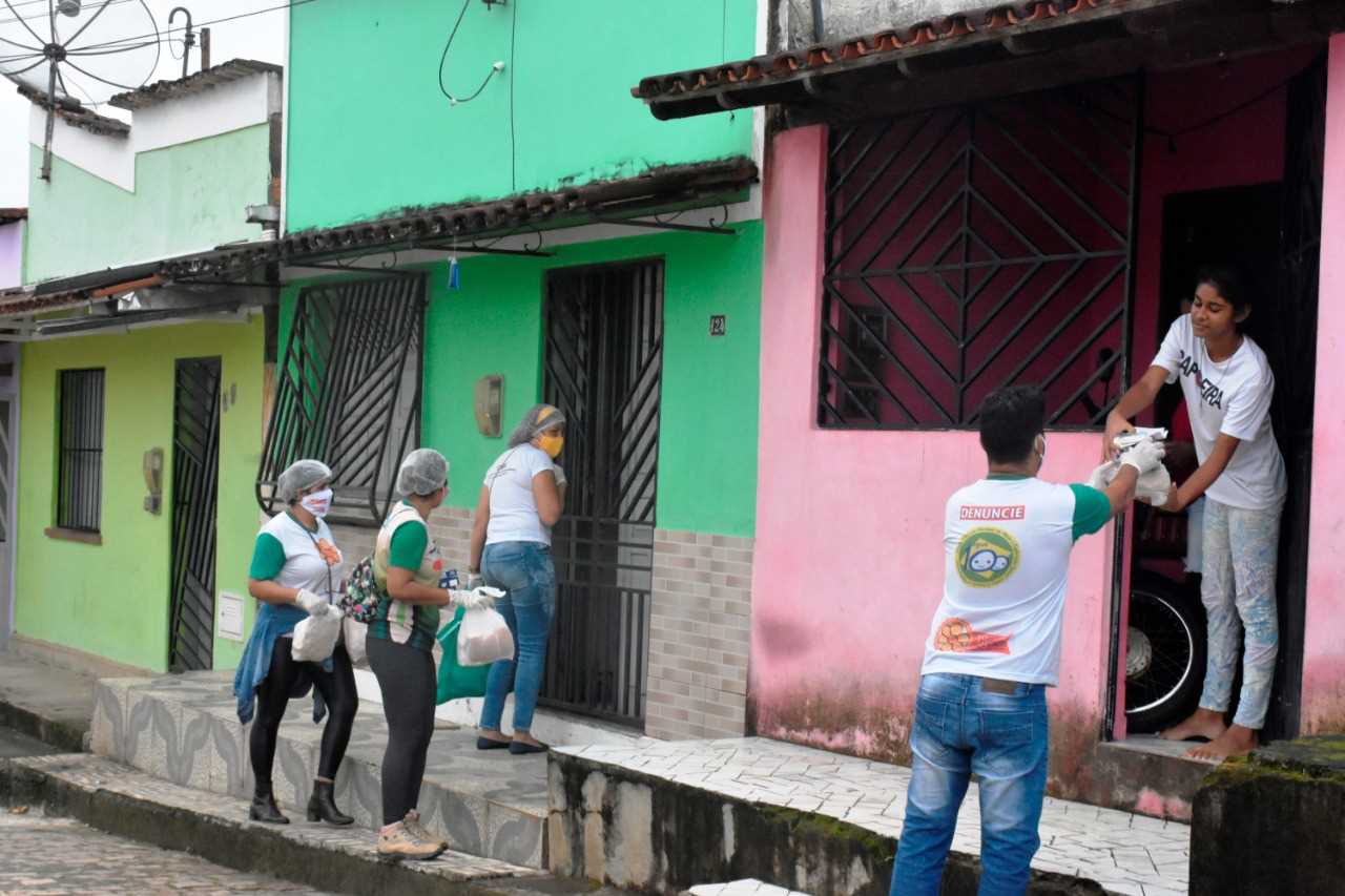 Camacã: Prefeitura distribui pão, leite e máscaras para famílias em São João do Panelinha
